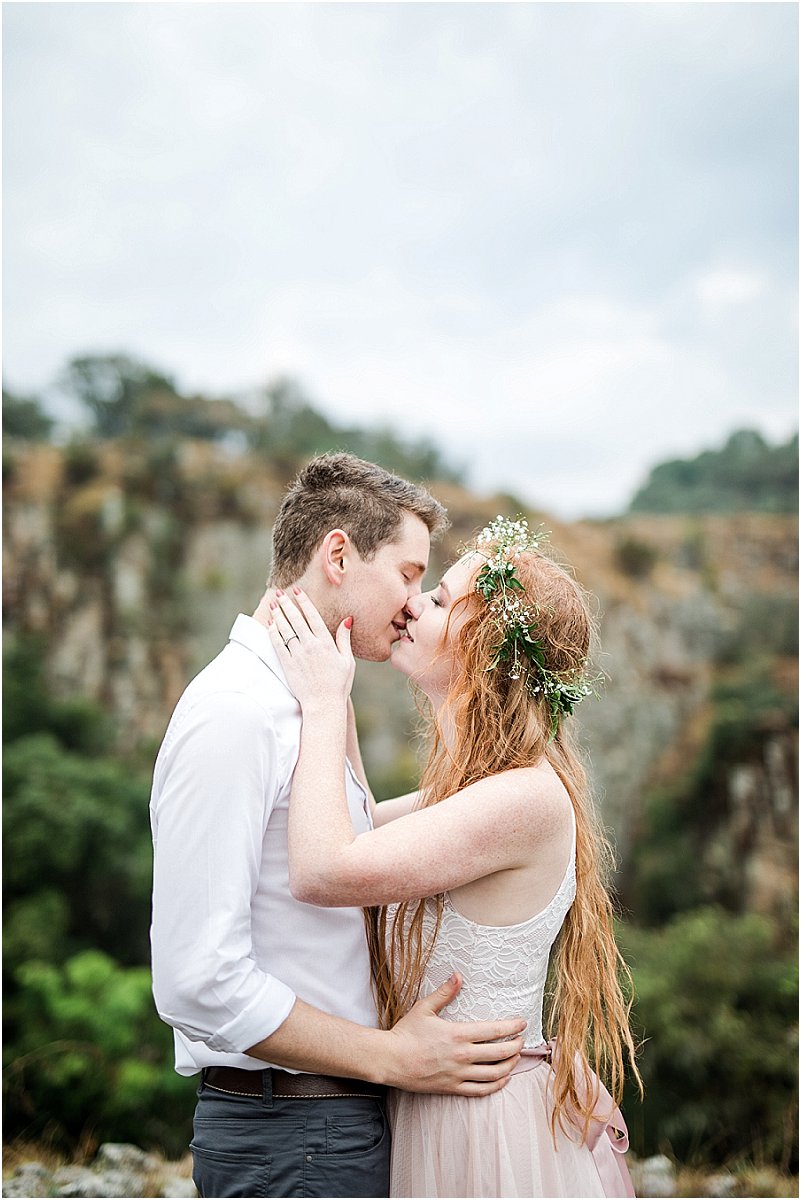 outdoor engagement photo ideas