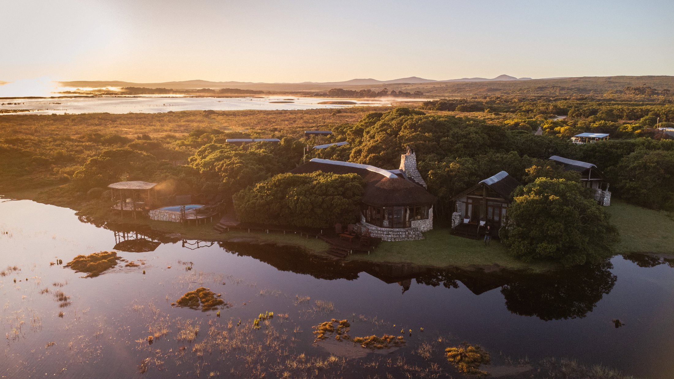 Ontsnap na Mosaic Lagoon Lodge vir ŉ Luukse Wittebrood in Stanford