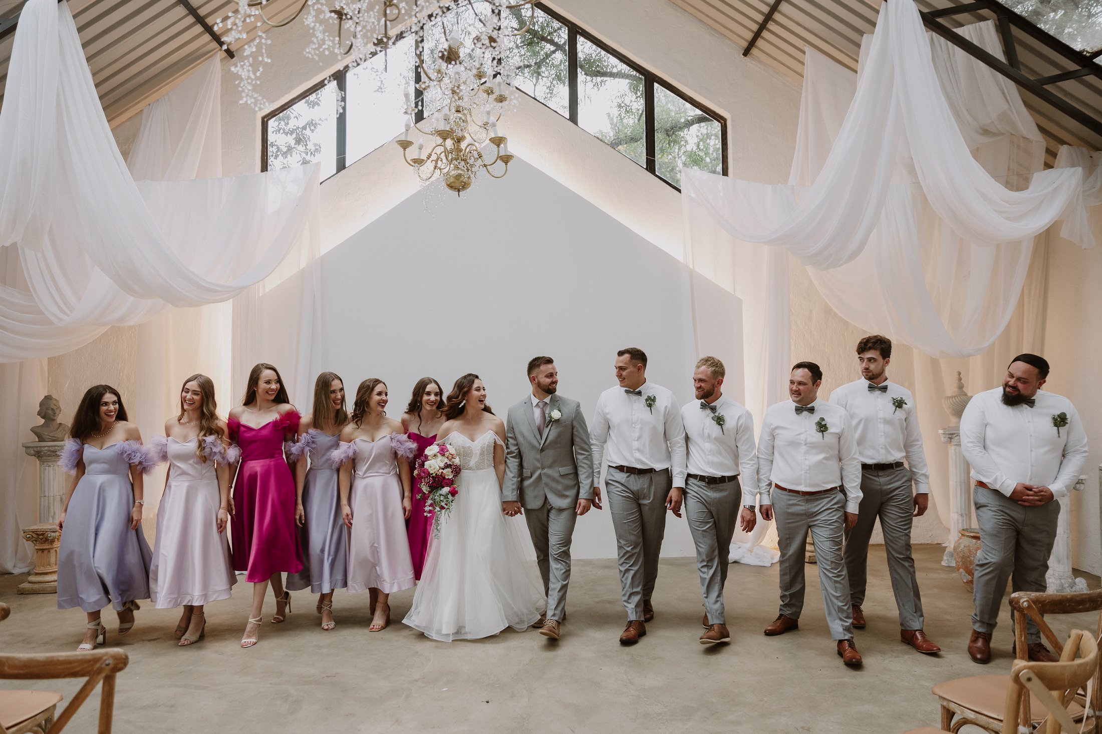 Tiaan & Anjoné se Verfynde Troue Met Kuns, Geloof & Elegante Pers Detail