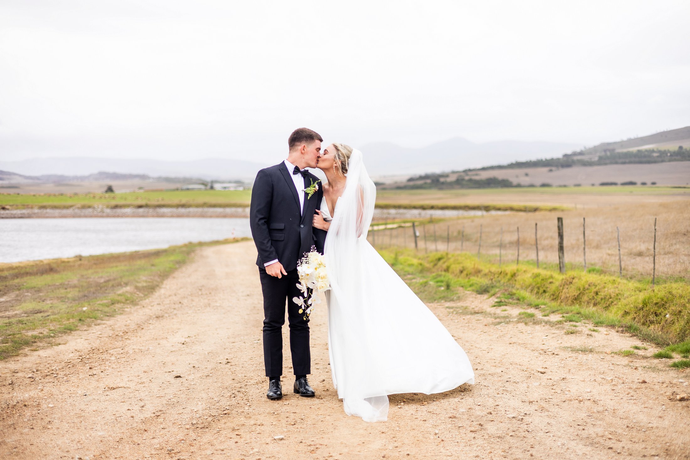 Floors & Ronelle se Romantiese Elegante Troue in die Overberg