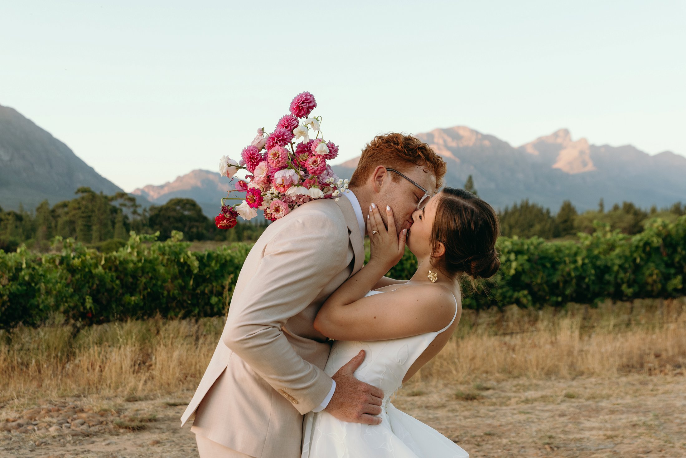 Luka & Jö se prentjiemooi opelug troue in Tulbagh